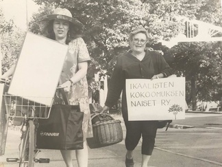 Naiset vauhdissa, toripäivä kutsuu 1990-luvulla Leenä Mäkelä ja Vuokko-Liisa Nuottajärvi