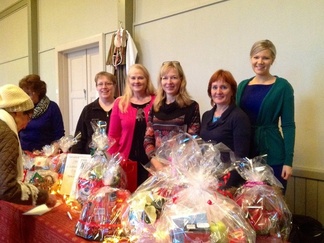 Kokoomusnaiset pitivät arpajaisia ja esittelivät ensimmäisiä eduskuntavaaliehdokkaita Omalla Tuvalla joulumyyjäisiissä 2014