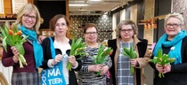 Kokoomusnaiset naistenpäivänä Kauppakeskus Kompissa. Tulppaanit, joita jaettiin hupenivat hetkessä. Kaikilla hymy huulilla niin kukkien saajilla kuin jakajillakin. Iloinen naistenpäivä 8.3.2019  Kuvassa vas. Hanna-Maria Saraketo, Johanna Heiskala, Leila Lindström, Mariana Kivimäki ja Vuokko-Liisa Nuottajärvi. Sofian väri esillä.