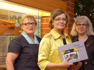 Oikealta rehtori Leena Mäkelä, sos,ja terv.ministeri Paula Risikko ja Vuokko-Liisa Nuottajärvi