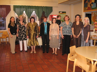 Kokoomusnaisten muotinäytös,
Vasemmalta Anna Suominen, Margit Alanen, Reetta Kettunen Pirjo Siltanen,  , Tina Tuomisto, Tarja Soukko, Marja Tiura ja Eija Puranen