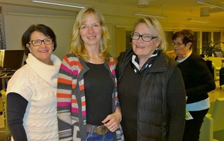 Pirkanmaan Kokoomusnaisten pj Minna Talonen, Ikaalisten Kok.naisten pj Hanna Saraketo ja Vuokko-Liisa Nuottajärvi 8.10.2014