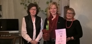 Ansiomerkki Hannalle. Kuvassa vasemmalta Marjatta Jokinen, Hanna Saraketo, Vuokko.Liisa Nuottajärvi